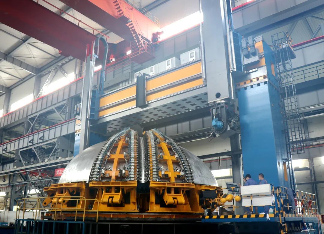 武重集團(tuán)研制智能化焊接裝備正在加工直徑9.5米箱體圓環(huán).jpg 武重集團(tuán)研制智能化焊接裝備正在加工直徑9.5米箱體圓環(huán).jpg